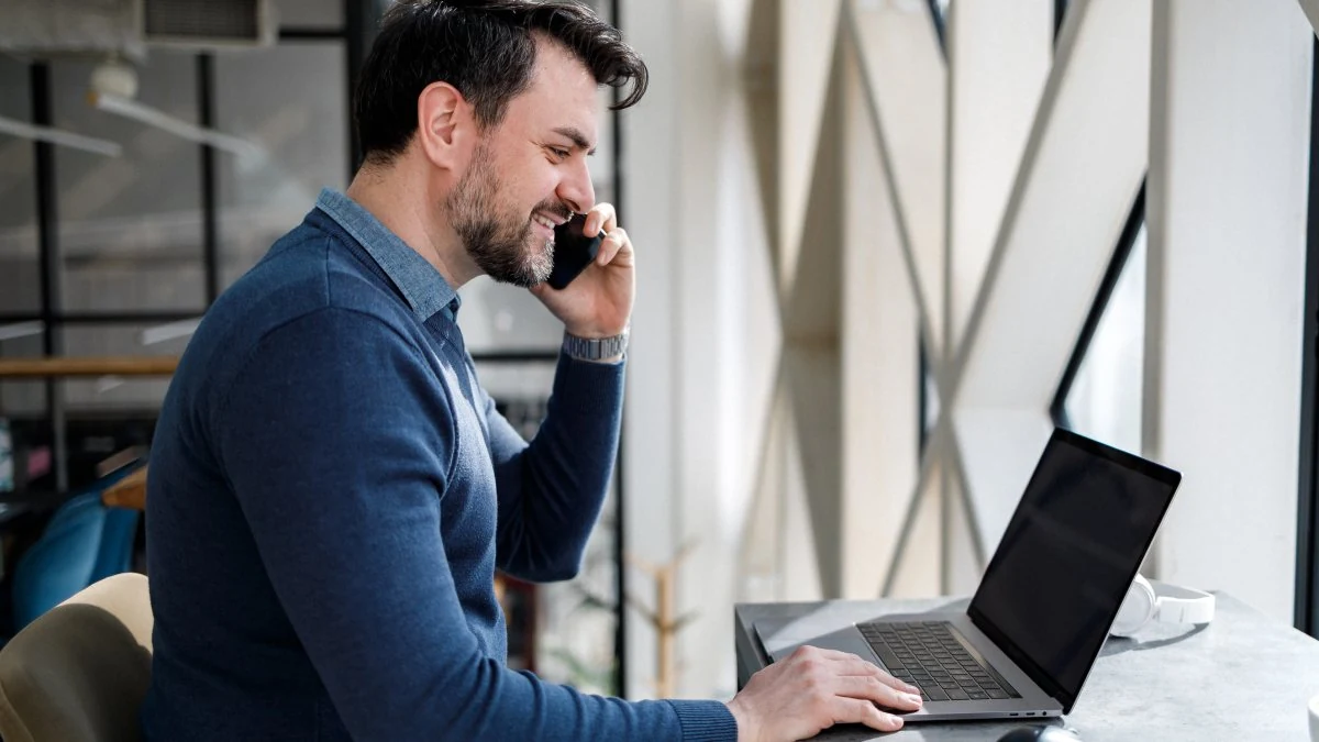 Sales rep opening a discovery call from his desk